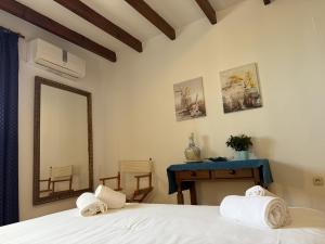 En eller flere senge i et værelse på Nerja Paradise Rentals - Villa Alminares + 58 billeder