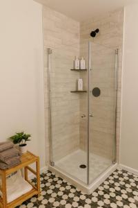 eine Dusche mit Glastür im Badezimmer in der Unterkunft "The Perch" Elevated Woodsy Modern Stay w/ Hot Tub in High Falls