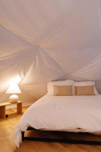 ein Schlafzimmer mit einem Bett in einem Zelt in der Unterkunft "The Perch" Elevated Woodsy Modern Stay w/ Hot Tub in High Falls