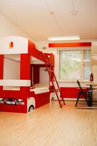 Habitación con litera roja y escalera en Fireman Center, en Saari
