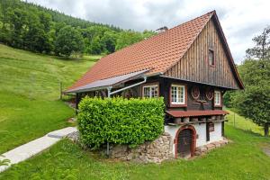 オールスバッハにあるFerienhof Huberの畑の真ん中にある小さな家