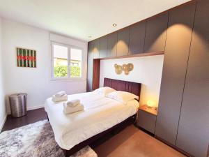una camera da letto con un letto grande e una finestra di La Mésange, villa 4 chambres by Primo a Cucq