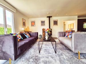un soggiorno con due divani e un tavolo di La Mésange, villa 4 chambres by Primo a Cucq