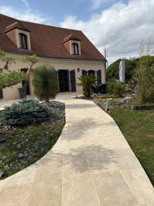 a walkway in front of a house at Maison familiale in La Milesse