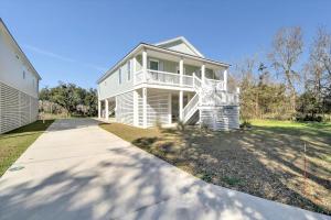 une maison blanche avec une véranda et une allée. dans l'établissement Stylish Family Stay 3BR3BA Balcony BBQ, à Pass Christian