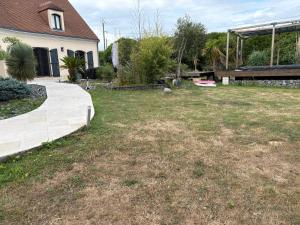 a yard of a house with a yard at Maison familiale in La Milesse