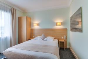 Postel nebo postele na pokoji v ubytování Brit Hôtel Confort Cléria Lorient Centre