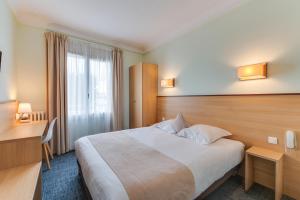 Postel nebo postele na pokoji v ubytování Brit Hôtel Confort Cléria Lorient Centre