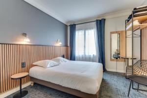 Postel nebo postele na pokoji v ubytování Brit Hôtel Confort Cléria Lorient Centre