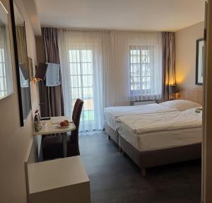 Postel nebo postele na pokoji v ubytování Hotel Garni "Am Ellinger Tor"