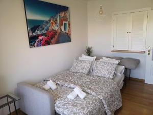 En eller flere senge i et værelse på Suite Aeropuerto Madrid Wanda 449 + 21 billeder