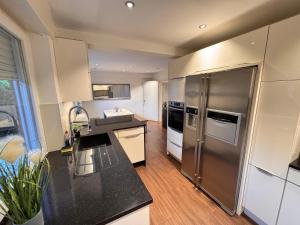 Η κουζίνα ή μικρή κουζίνα στο Exklusive Ferienwohnung mit schönem Garten und Blick ins Grüne +6 φωτογραφίες