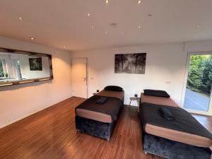 Ένα ή περισσότερα κρεβάτια σε δωμάτιο στο Exklusive Ferienwohnung mit schönem Garten und Blick ins Grüne