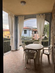 a patio with a table and chairs on a balcony at Casa Maedo in Santa Maria