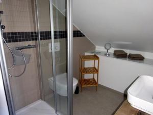 Koupelna v ubytování Exklusive, kernsanierte Ferienwohnung am Rursee + 6 fotografií