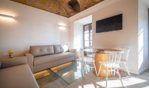 Μια τηλεόραση ή/και κέντρο ψυχαγωγίας στο Apartamentos Boutique Murmur