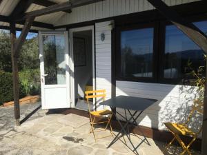 a table and chairs sitting outside of a house at La Villa des Poètes in Nyons