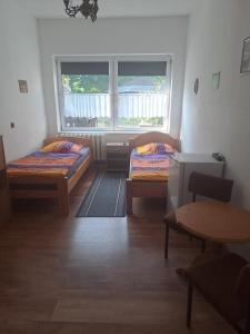 a room with two beds and a window at Ingos Landhaus in Schöneberg