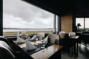 Výhled na řeku, která protéká v blízkosti hotelu