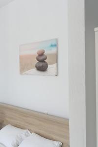 Postel nebo postele na pokoji v ubytování Nerina Studios Agios Nikitas