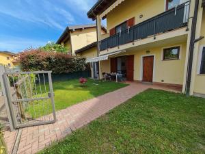 a house with a gate in front of a yard at Casa Luna in Arona