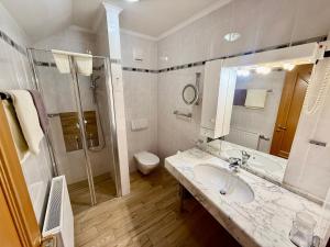 Koupelna v ubytování Landhaus Scherling + 31 fotografií