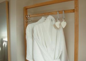 West WellowBeautiful New Forest Hideaway的挂在架子上的毛巾，上面有心形图案