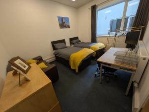 a room with two beds and a desk and a desk at Duel of Bristol House 6BR 12 beds in Bristol
