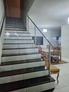 escalera con mesa y sillas y comedor en Casa com piscina a px a praia do Araçagy, en São Luís