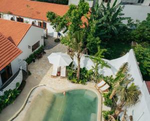 Una vista aérea de una piscina con una sombrilla. en Chian Homestay Hoa Lư, en Ninh Binh