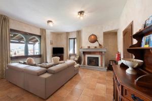 A television and/or entertainment centre at Liivv House Apartment - Lake Como