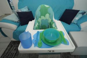 een kinderstoel met een bord en een kom bij Galactic Sea in Comacchio