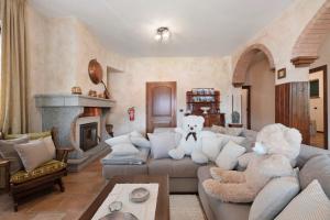 A seating area at Liivv House Apartment - Lake Como