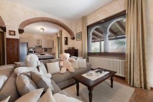 A seating area at Liivv House Apartment - Lake Como