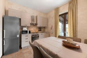 A kitchen or kitchenette at Liivv House Apartment - Lake Como