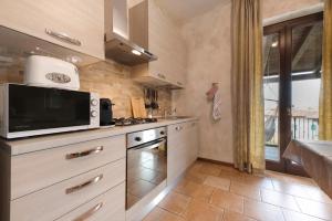 A kitchen or kitchenette at Liivv House Apartment - Lake Como