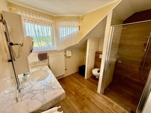 Koupelna v ubytování Landhaus Scherling