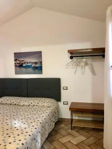 Posteľ alebo postele v izbe v ubytovaní Villetta il Carrubo vista mare