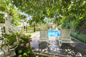 zwei Liegestühle neben einem Swimmingpool in der Unterkunft Apartment Milena in Srima
