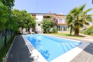 ein Swimmingpool im Hinterhof eines Hauses in der Unterkunft Apartment Milena in Srima