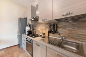 A kitchen or kitchenette at Liivv House Apartment - Lake Como