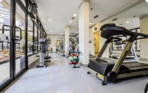 a gym with tread machines and a treadmill at Flat Aeroporto Congonhas in Sao Paulo