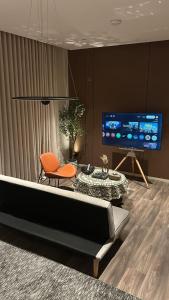 een woonkamer met een bank, een tafel en een tv bij شقق اكتارا Actara in Jazan