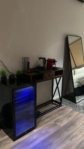 een bureau met daarop een blauw voorwerp bij شقق اكتارا Actara in Jazan +13 foto's