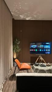 een woonkamer met een bank en een tv bij شقق اكتارا Actara in Jazan