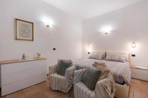 A bed or beds in a room at Liivv House Apartment - Lake Como