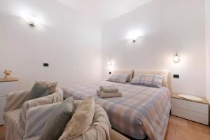 A bed or beds in a room at Liivv House Apartment - Lake Como