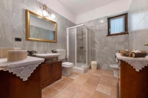A bathroom at Liivv House Apartment - Lake Como Még 17 kép