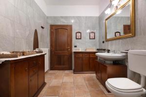 A bathroom at Liivv House Apartment - Lake Como
