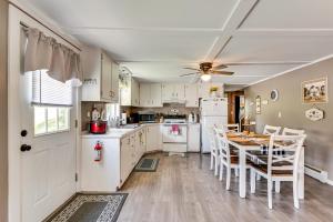 Η κουζίνα ή μικρή κουζίνα στο Steps to Crystal Lake Spacious Retreat with Views